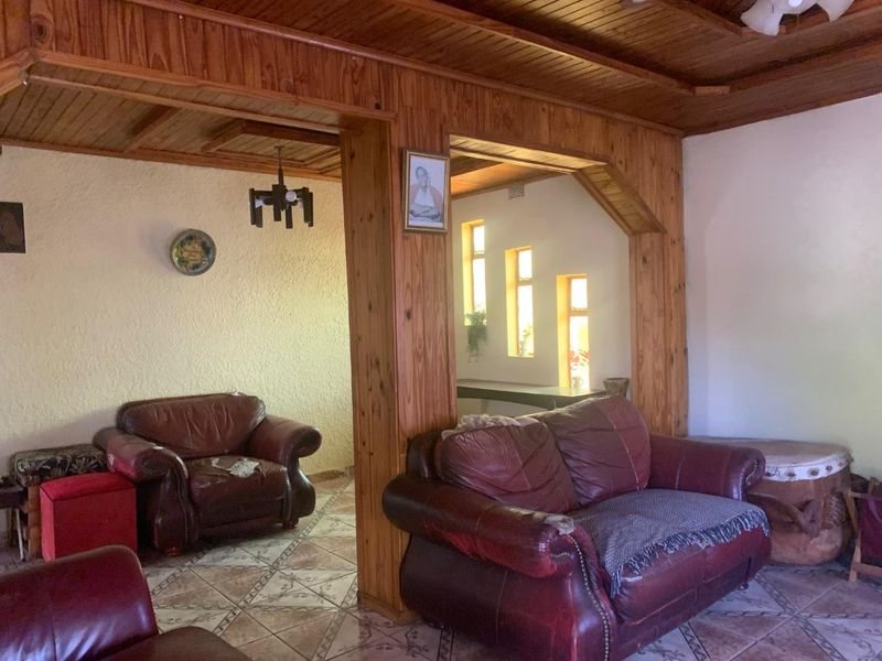 3 bedroom house with 2 rooms and garage for sale in Chiawelo - Photo 4