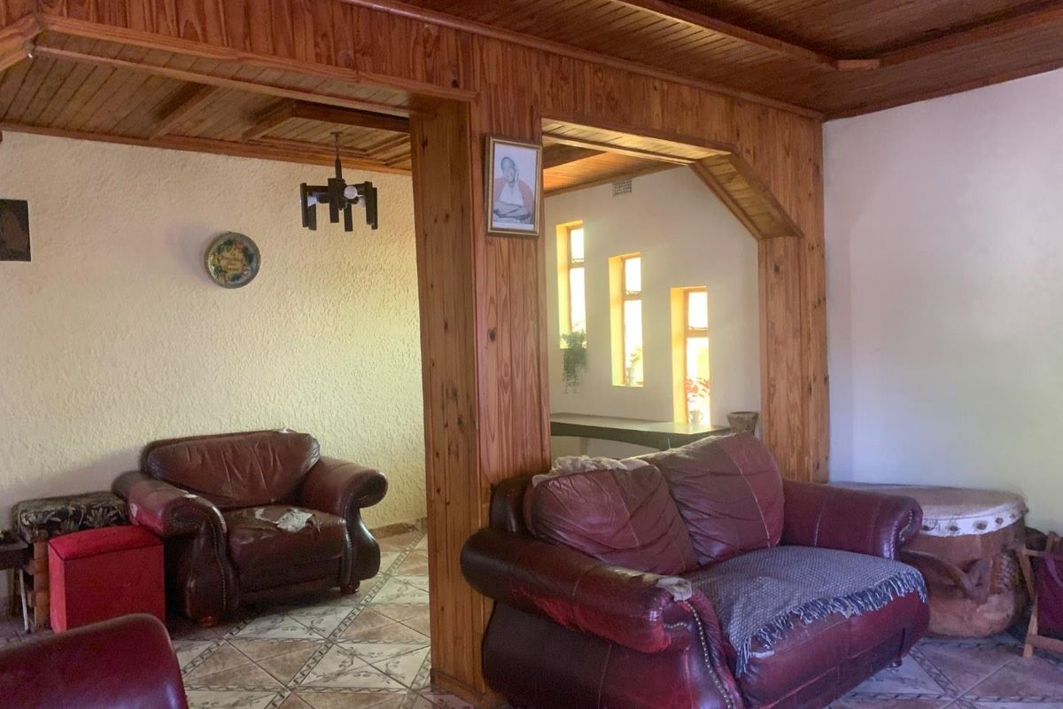 3 bedroom house with 2 rooms and garage for sale in Chiawelo - Photo 4