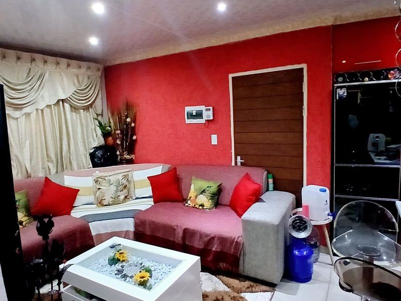 Clayville -R850 000 Neat Family Home - Photo 4