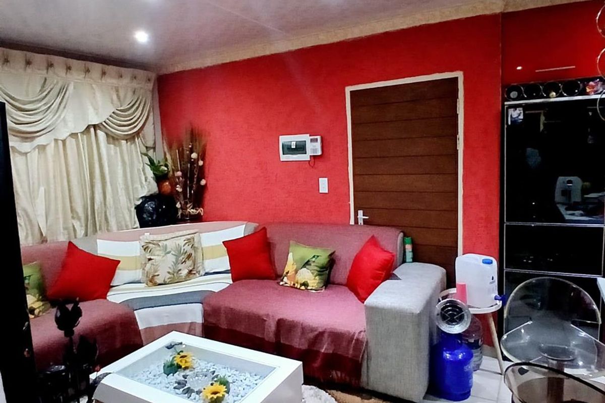 Clayville -R850 000 Neat Family Home - Photo 4