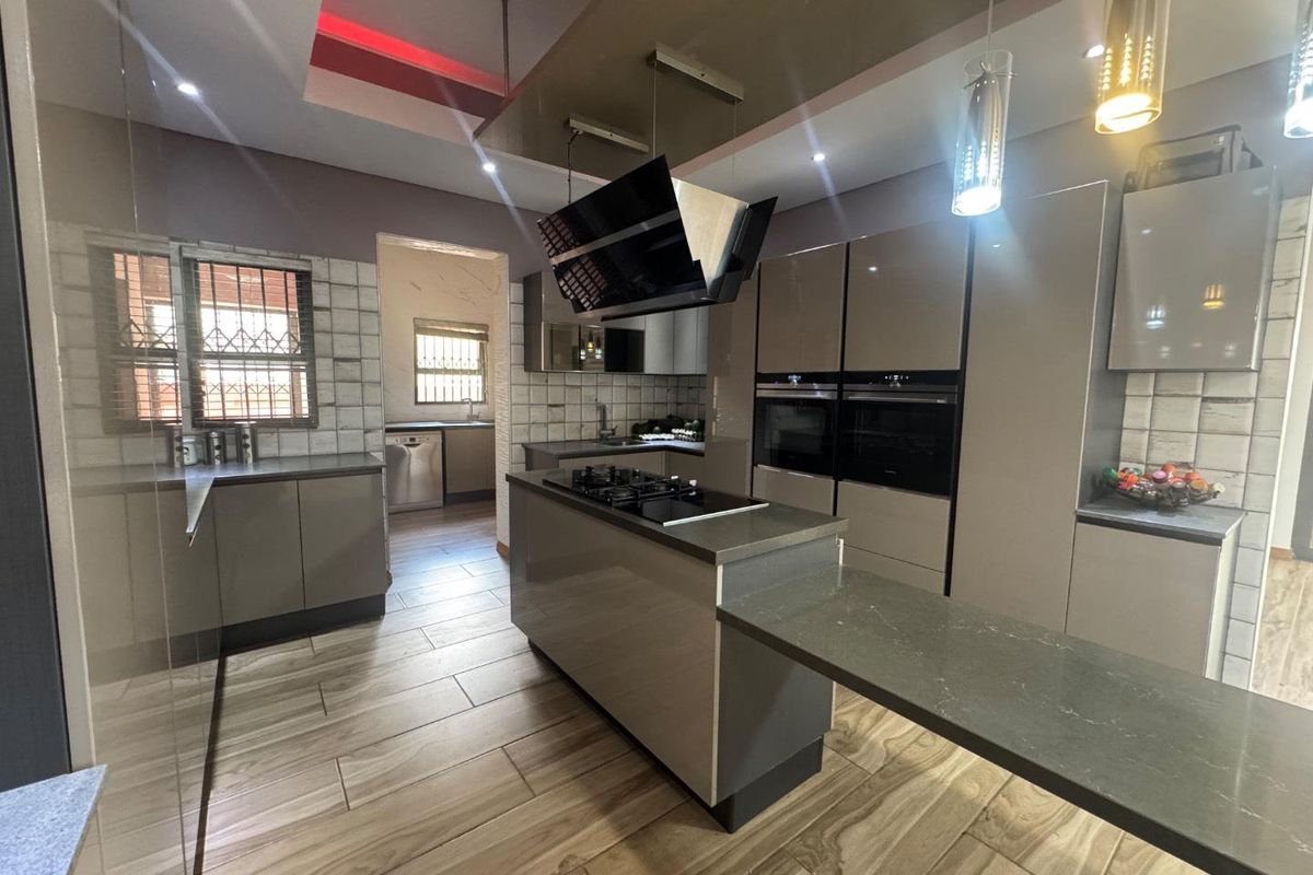 Elegant 6 Bedroom Double Storey Home With Cinema Room & Luxury Features - Photo 4