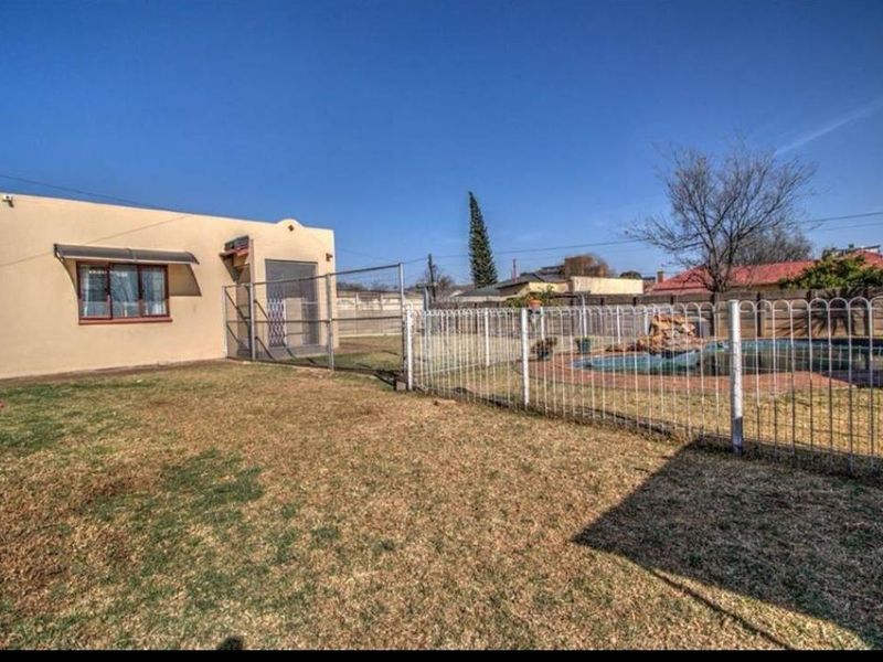 Large family home for sale in kempton park - Photo 4