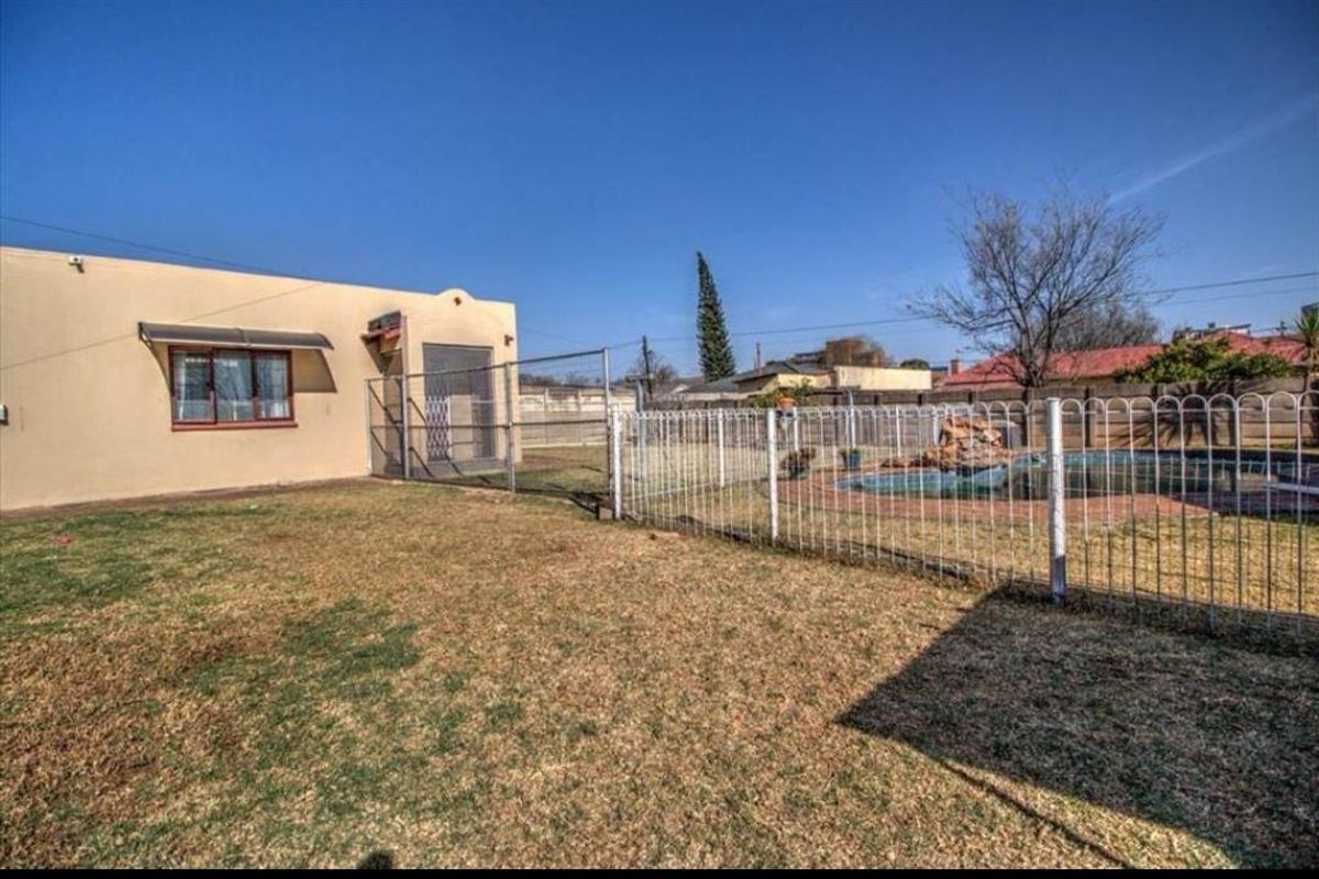 Large family home for sale in kempton park - Photo 4