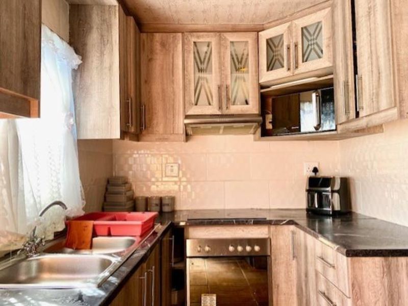 3 Bedroom Home with 2 Flatlets in Philippi East - Photo 3