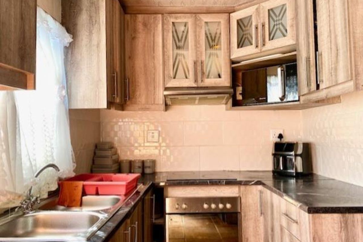 3 Bedroom Home with 2 Flatlets in Philippi East - Photo 3