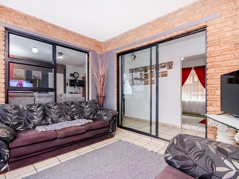 Neat 3 bedroom 2 bathroom unit for sale in Florida Roodepoort - Photo 8