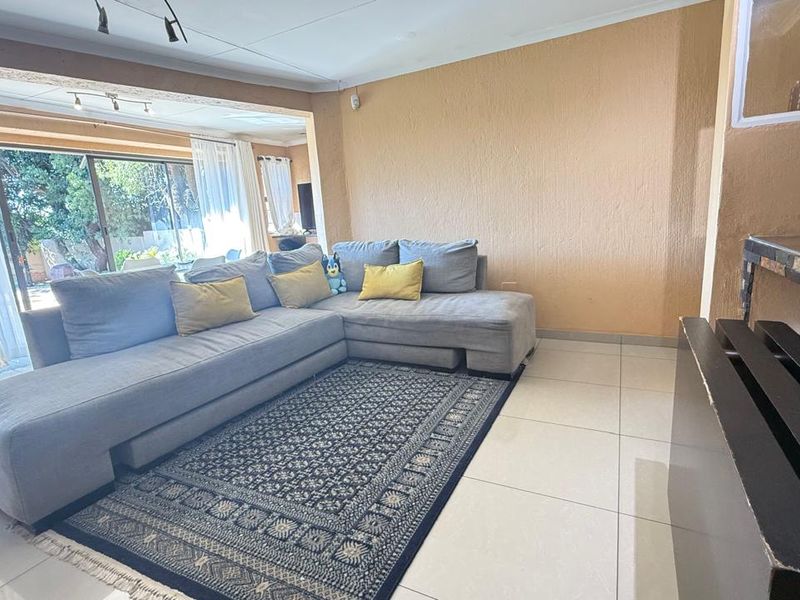 Lovely Home in Quiet and Secure Estate - Photo 8