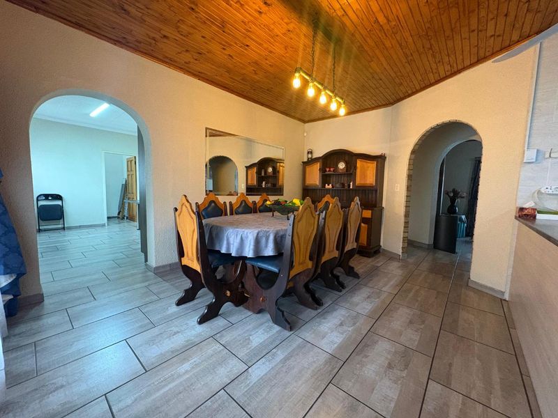 Immaculate Family Home with Exceptional Features & A Family's Dream Backyard - Photo 8