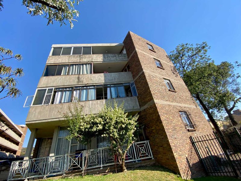 Well Kept Apartment For a Working Couple - Photo 1