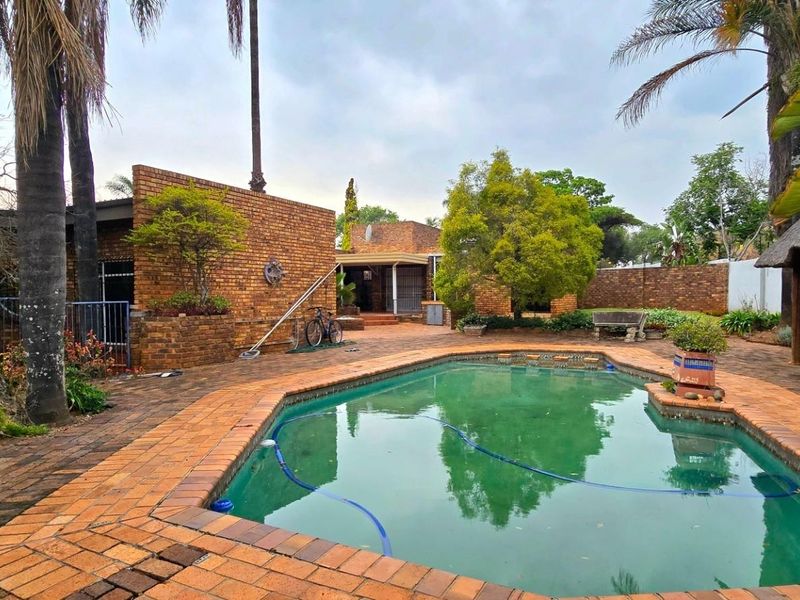 Future-Ready Family Living: Versatile 5-Bed House with Study and Premium Outdoor Spaces - Photo 7