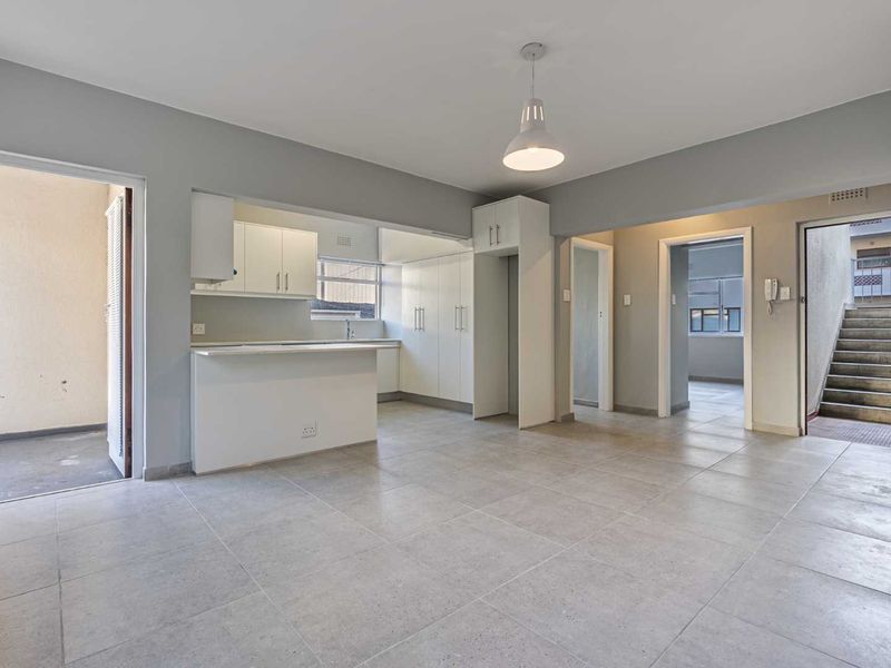 Exceptional Position Close to Sea Point’s Lively Cosmopolitan Scene - Photo 7