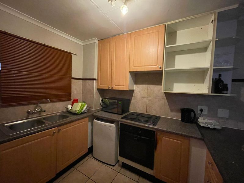 2 Bedroom Apartment with Balcony and 24-Hour Security - Photo 6