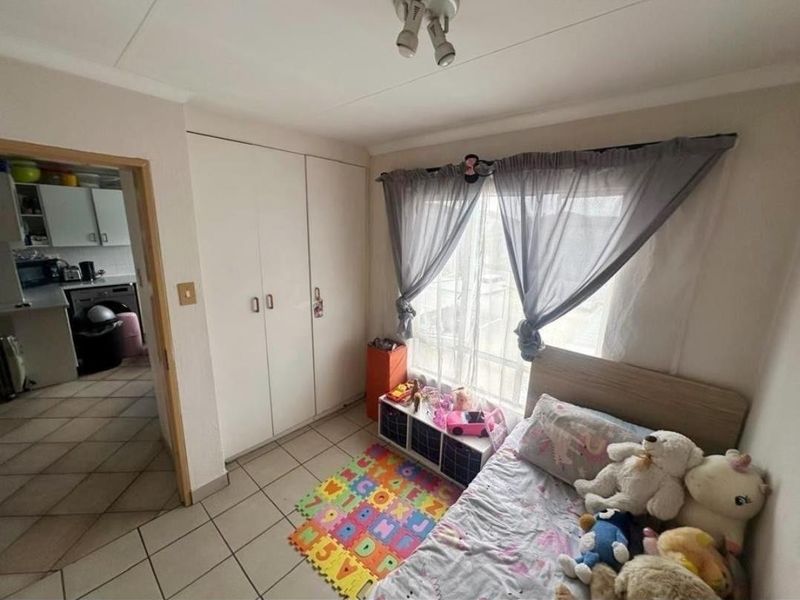 2 bedroom townhouse in Verwoedpark - Photo 10