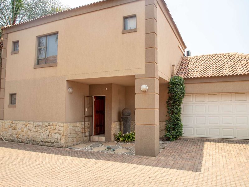 Exceptional Duplex 3 Bedroom Townhouse for Sale - Comfort-  Stylish - Photo 1