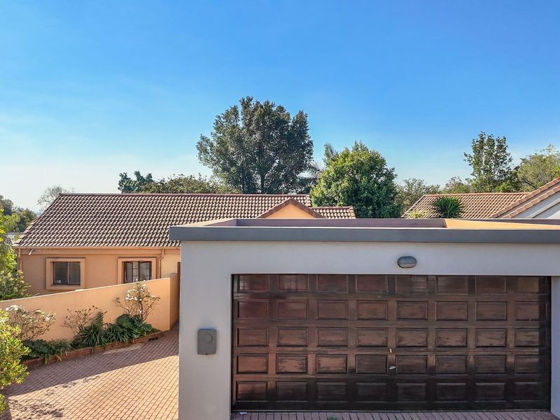 A spacious 2-bedroom freehold cluster home situated in a secure estate in  Douglasdale. - Photo 4