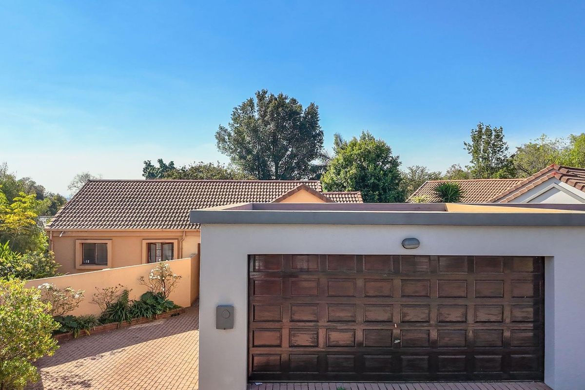 A spacious 2-bedroom freehold cluster home situated in a secure estate in  Douglasdale. - Photo 4