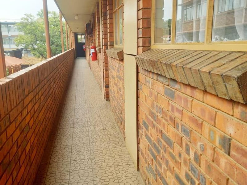 **Spacious 2 Bedroom Apartment for Rent** - Photo 3