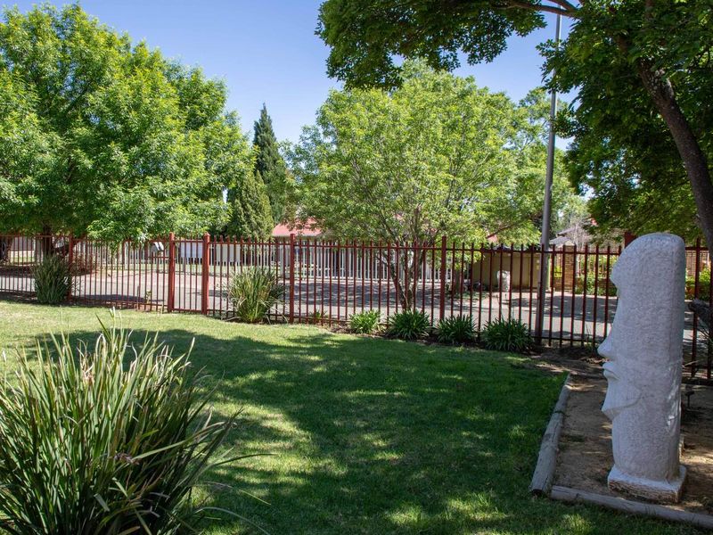 Beautifully Renovated 4-Bedroom Family Home – Modern Comfort & Style - Photo 2