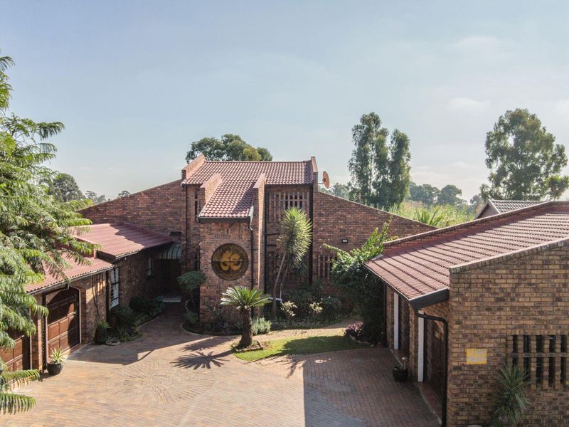 Beautiful Double storey facebrick 6 Bedroom Home - Photo 3