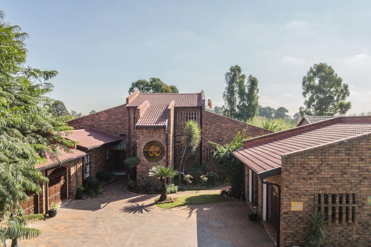 Beautiful Double storey facebrick 6 Bedroom Home - Photo 3