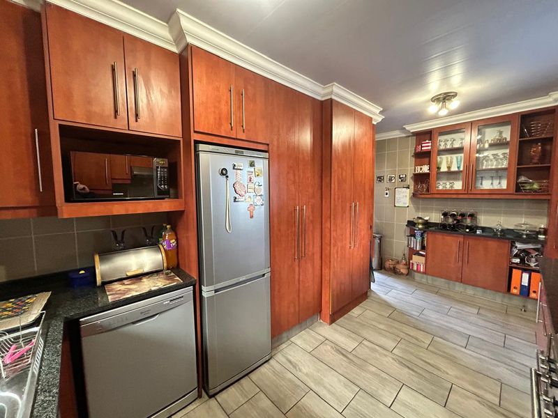 Stunning 3 Bedroom house - Photo 5