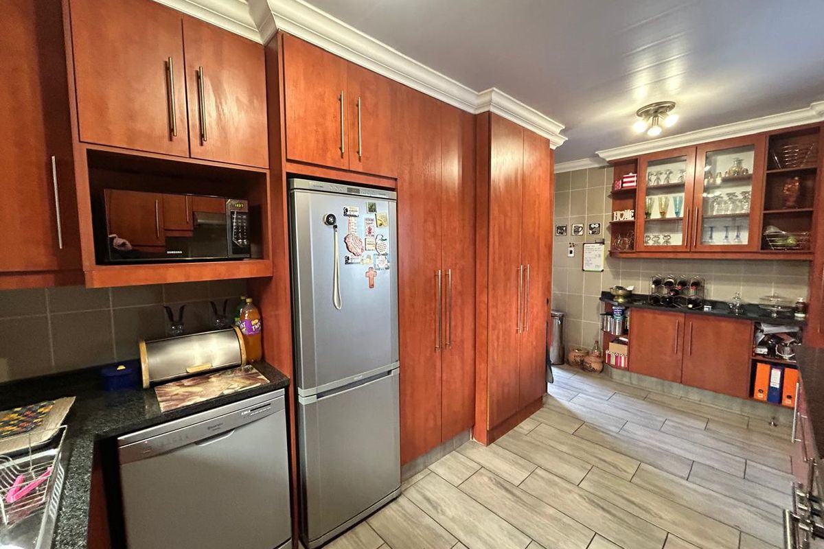Stunning 3 Bedroom house - Photo 5