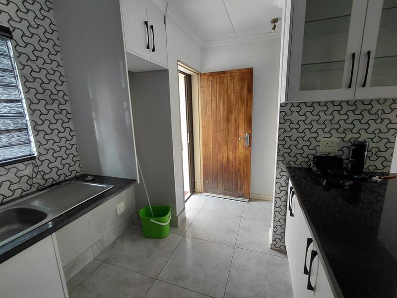 Lovely 2 Bed 1 Bath ground floor unit - Photo 5