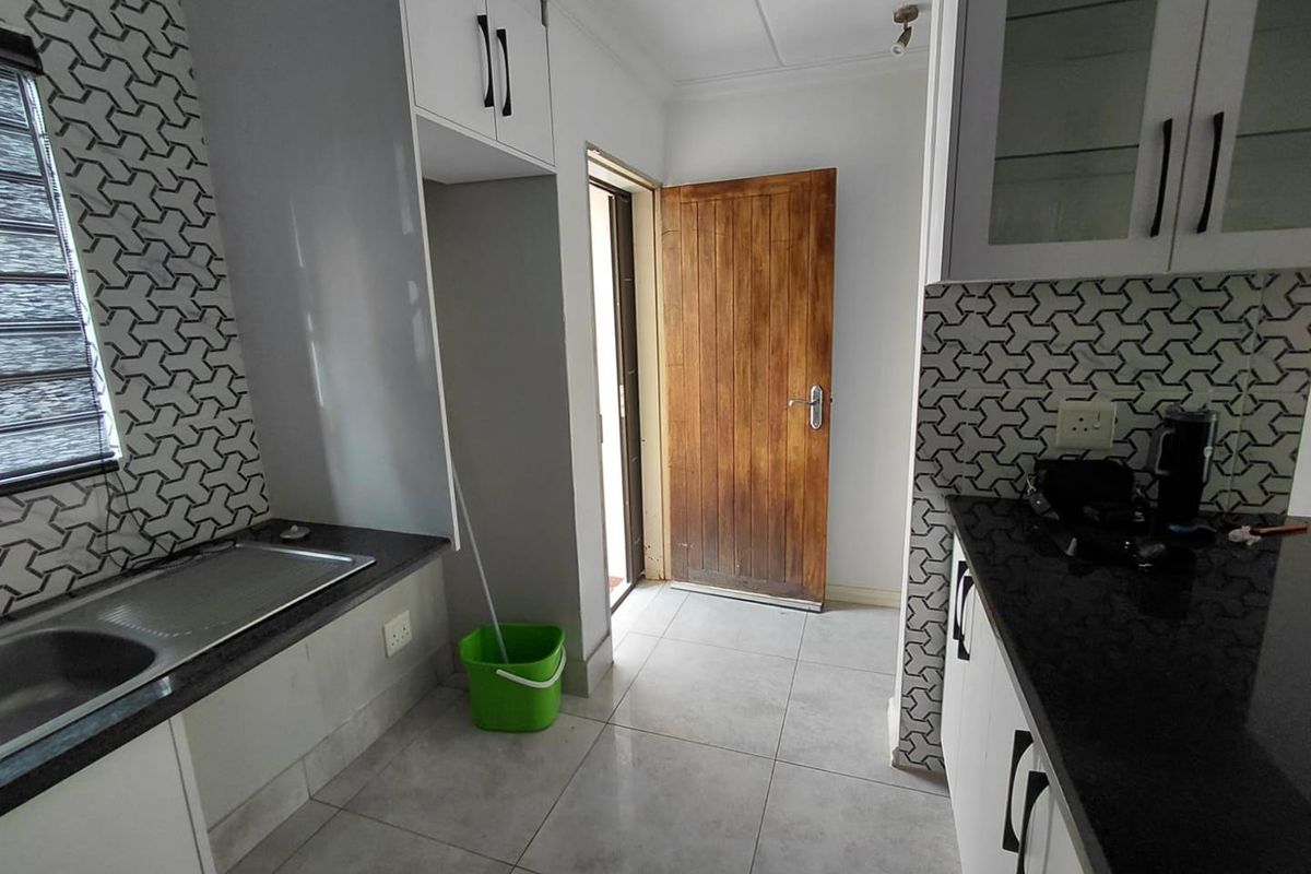 Lovely 2 Bed 1 Bath ground floor unit - Photo 5