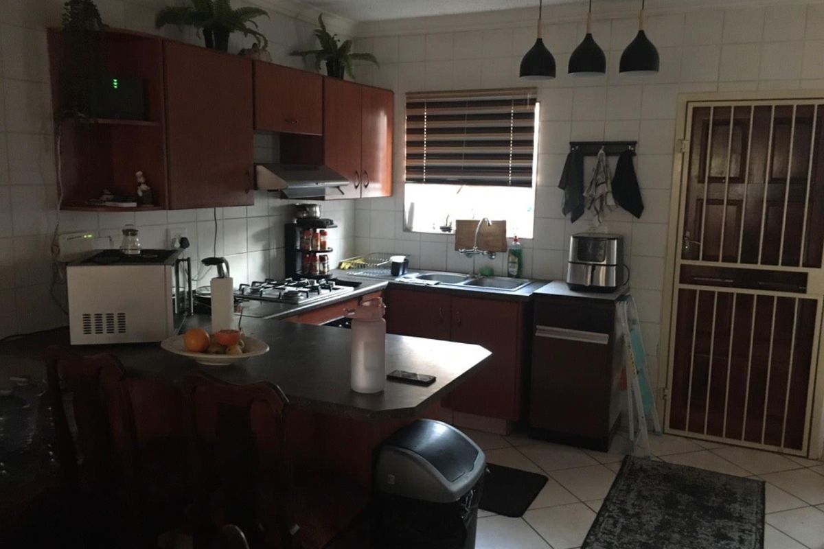 Spacious duplex in guarded security complex - Open to an offer! - Photo 2