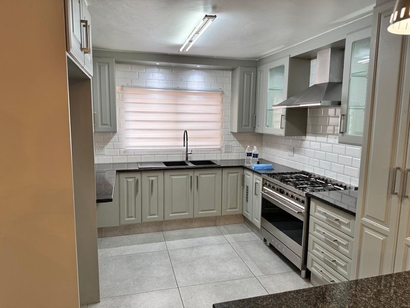 Elegant Lakefield Living: Ground Floor Gem Awaits! - Photo 3