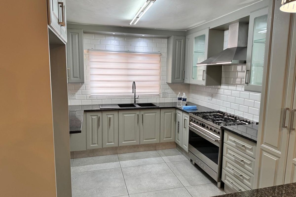 Elegant Lakefield Living: Ground Floor Gem Awaits! - Photo 3