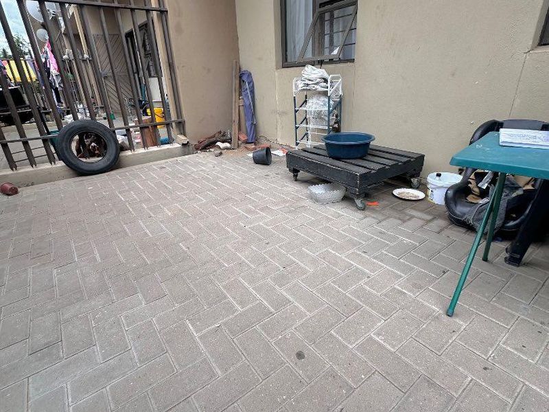 Spacious Ground floor Flat. - Photo 8