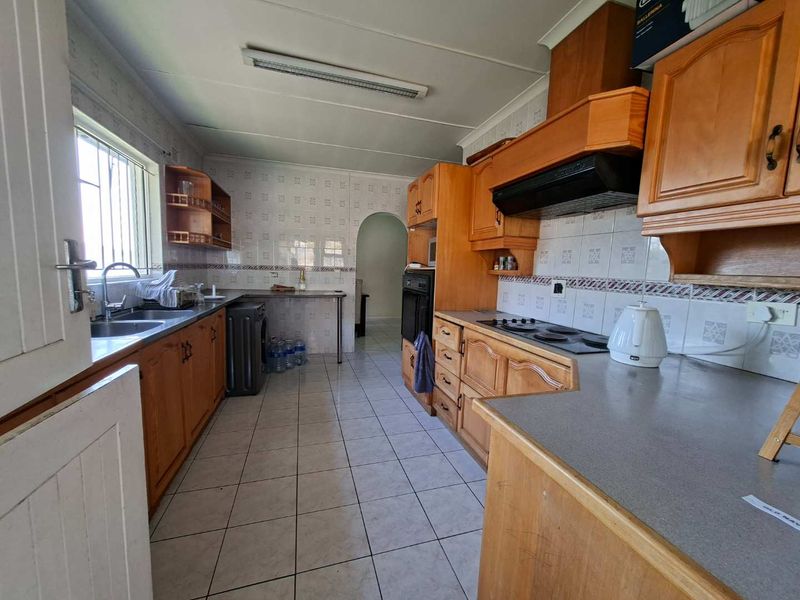 3 Bedroom house with flatlet in a tranquil Shall Cross Suburb - Photo 5