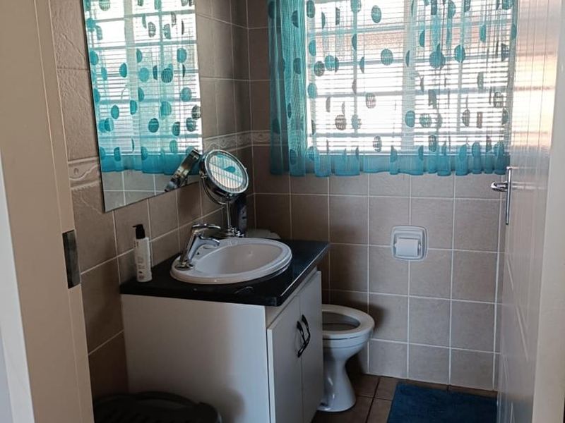 Charming 2-Bedroom Townhouse - Photo 10