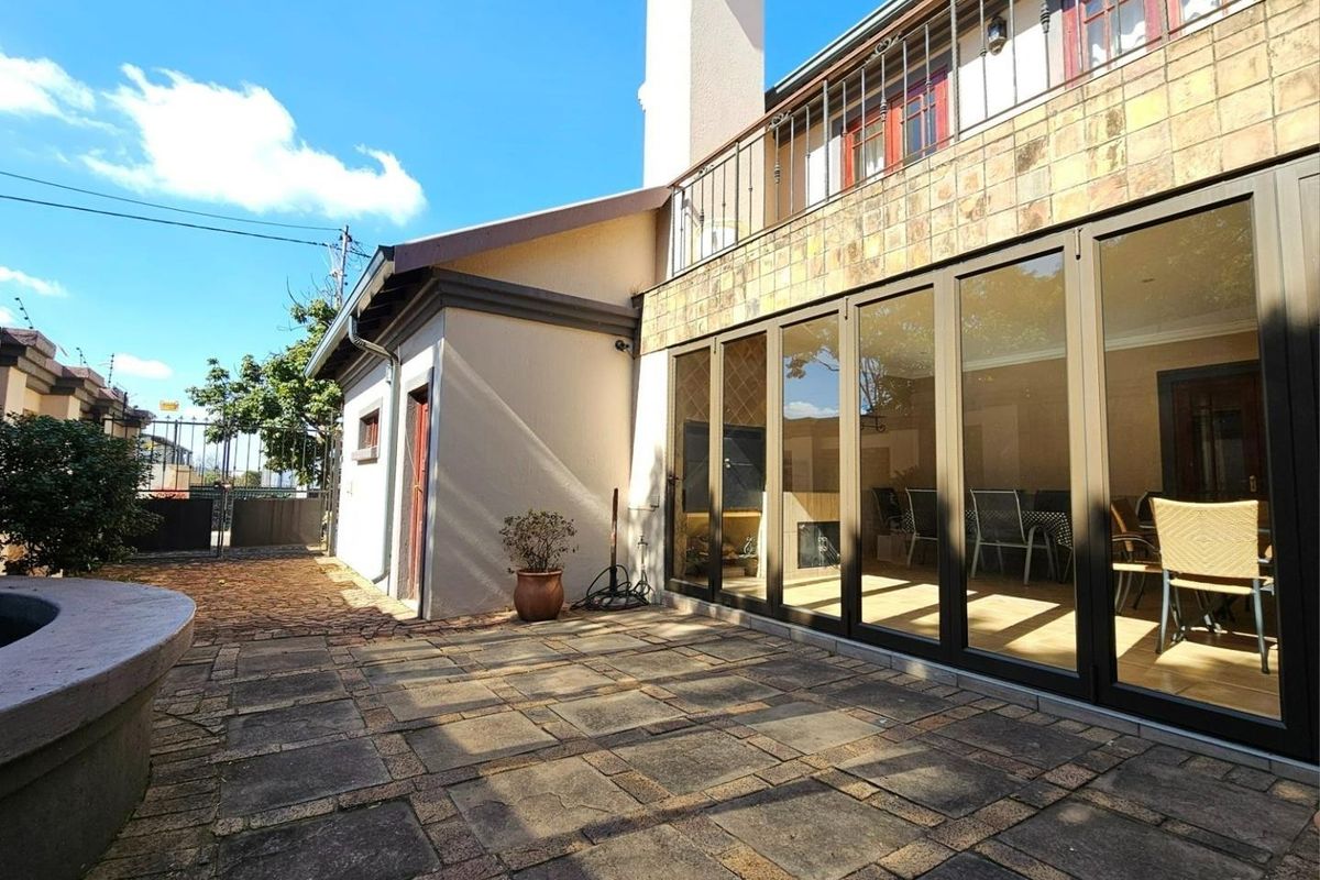 Elegant 5-Bedroom Family Home in Prime Menlo Park Location - Photo 2