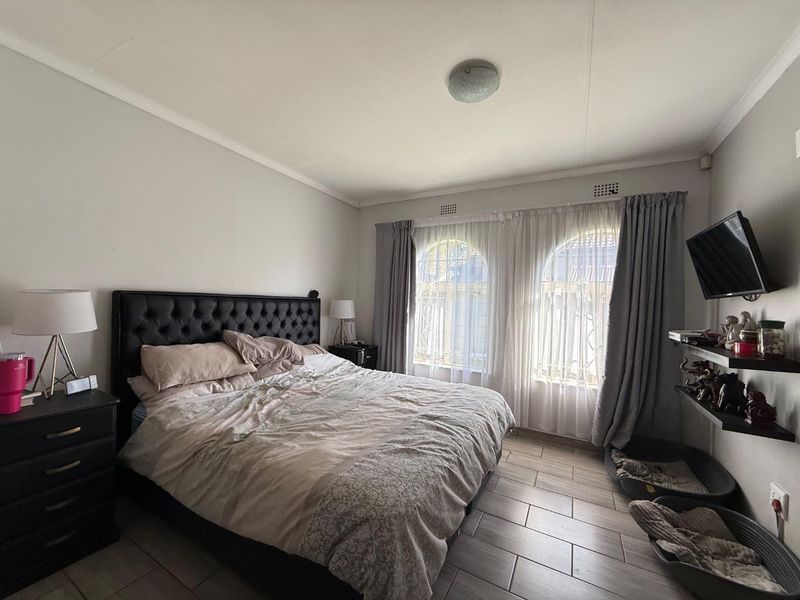 Versatile Family Home with possible Separate Flats On 1600m2 stand - Photo 10