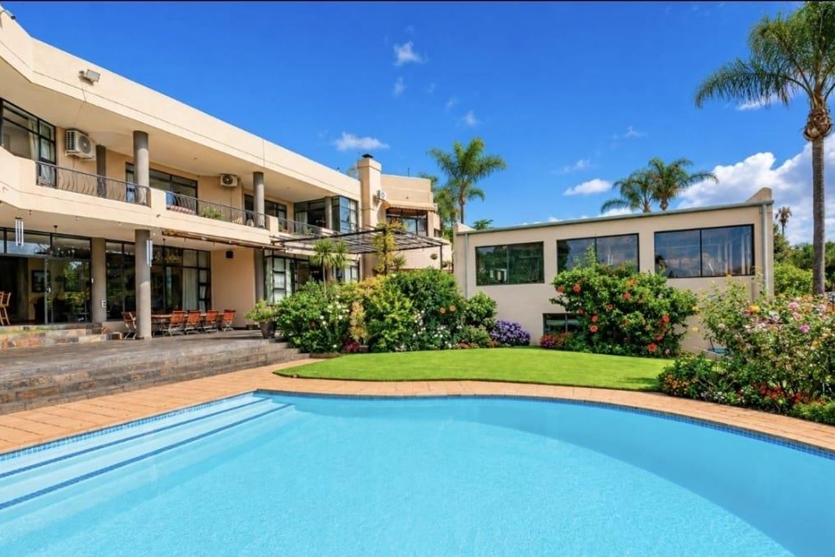 A Masterpiece of Luxury, Prestige Family Living in Bedfordview - Photo 3