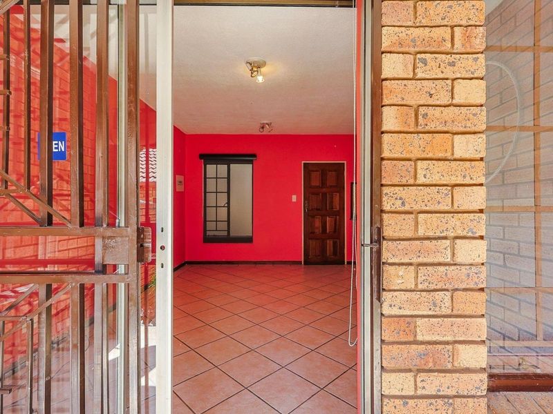 Ground Floor 2-Bedroom Apartment with Garden & Garage – For Rent in Equestria Estate - Photo 6