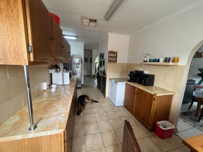 4-Bedroom Family Home in a Highly Sought-After Neighbourhood - Photo 4