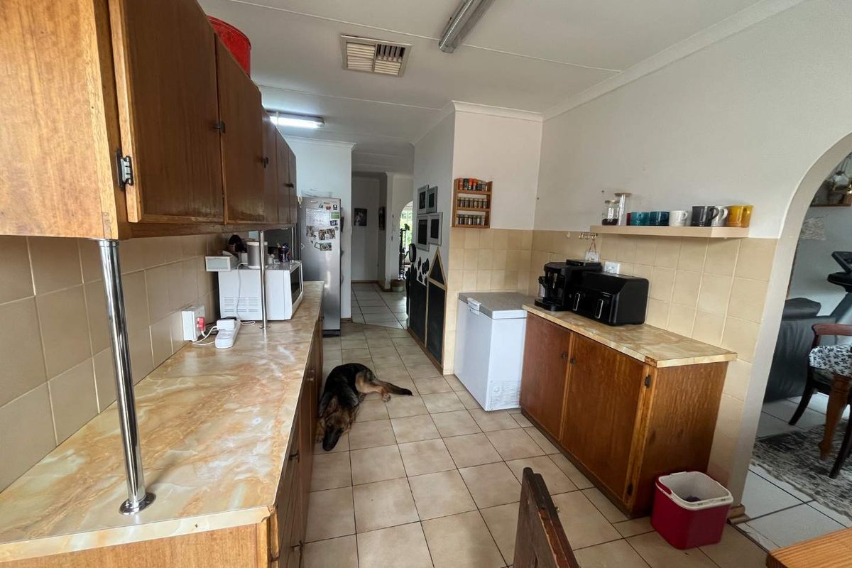 4-Bedroom Family Home in a Highly Sought-After Neighbourhood - Photo 4