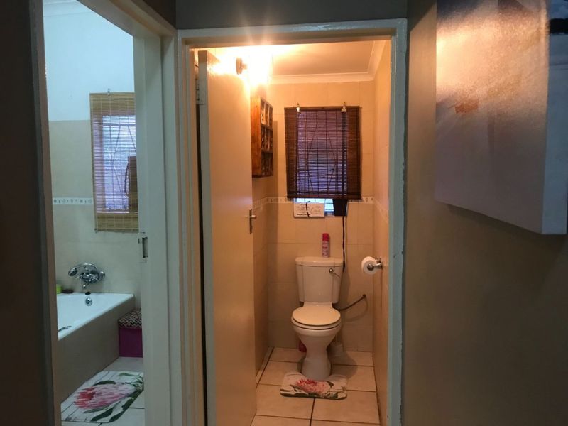 Spacious 4 Bedroom Family Home with lots of potential! - Photo 10