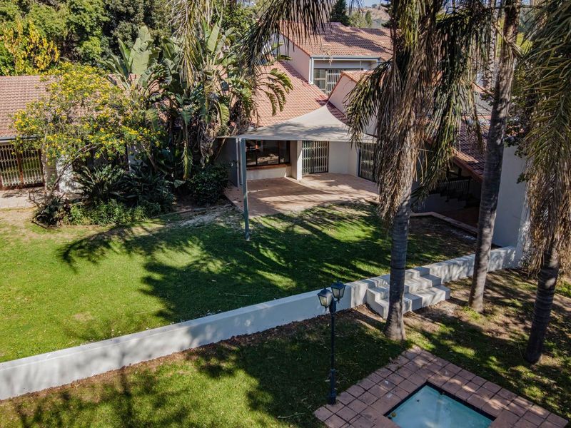 Magnificent 5 Bedroom Family Home with Bar and Exceptional Entertainment Areas in Fairland - Photo 2