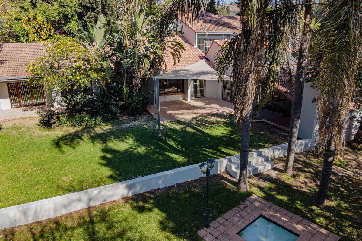 Magnificent 5 Bedroom Family Home with Bar and Exceptional Entertainment Areas in Fairland - Photo 2