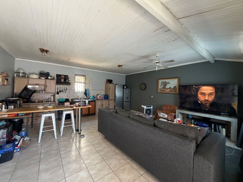2 houses + 1 bedroom flat on one ERF FOR SALE! Massive investment opportunity! - Photo 10