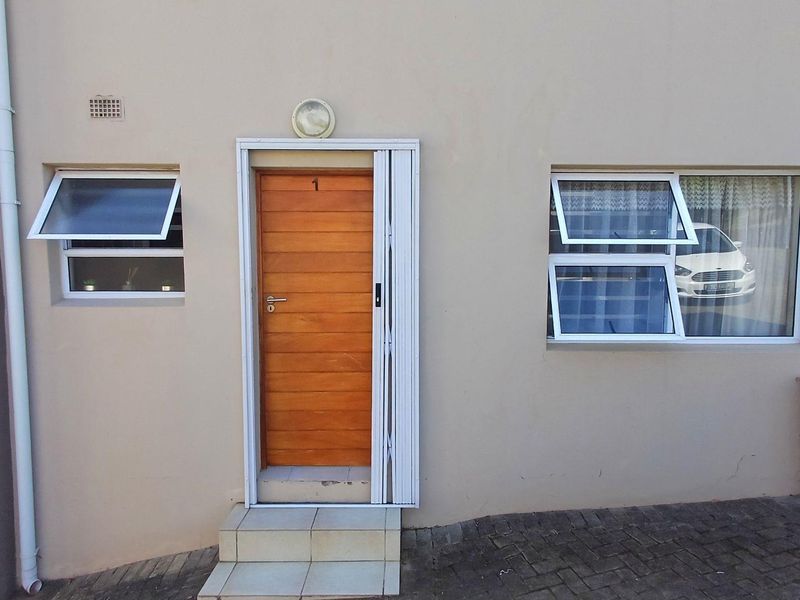 Lovely ground floor 2 bedroom apartment in a double storey standalone building - Photo 5