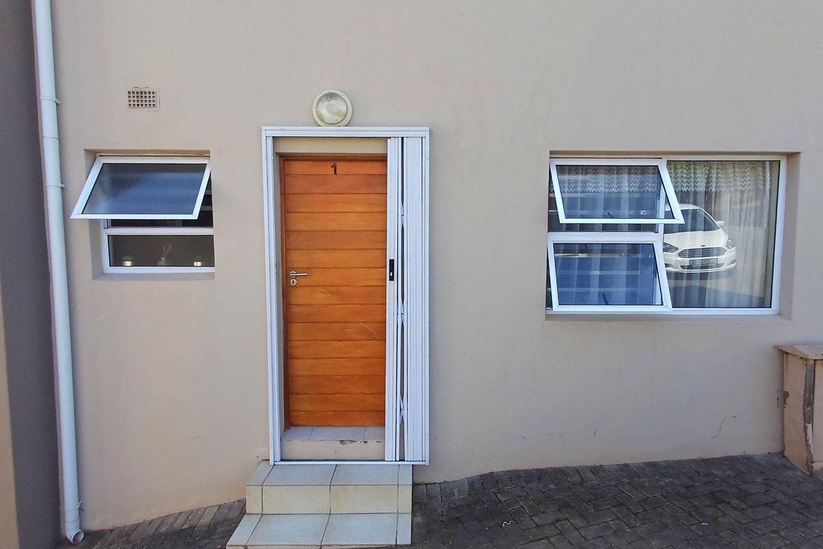 Lovely ground floor 2 bedroom apartment in a double storey standalone building - Photo 5