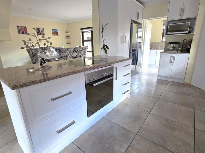 4 Bedroom 3 Bathroom Family Home in Melodie For Sale  R 2 850 000 - Photo 8