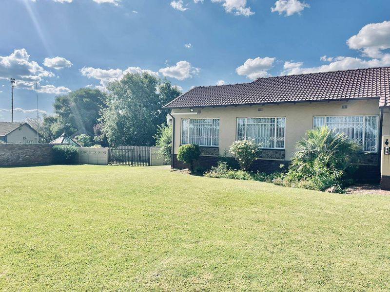 Your Dream Home: Open Spaces, Pool, and Prime Security Features!" - Photo 6