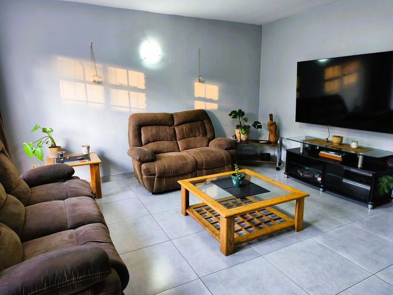 3 Bedroom Townhouse for Sale in Brackenhurst - Photo 3