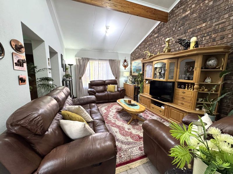 3 Bedroom HOUSE FOR SALE in ELARDUSPARK, Pretoria East - Photo 7